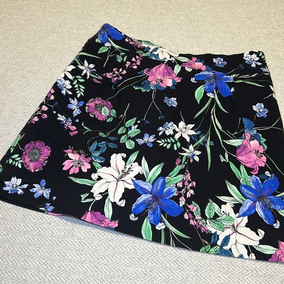 Floral Black Skort. S.C& Co. Size 8 - Picture 8 of 8